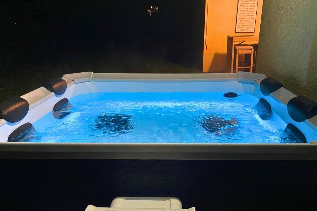 スプリングヒル Sundance' Acres *Brand New House*With Hot Tubヴィラ エクステリア 写真